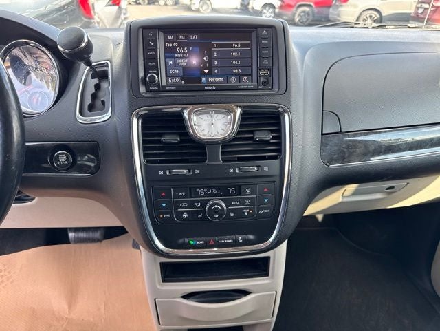 2016 Chrysler Town & Country Touring
