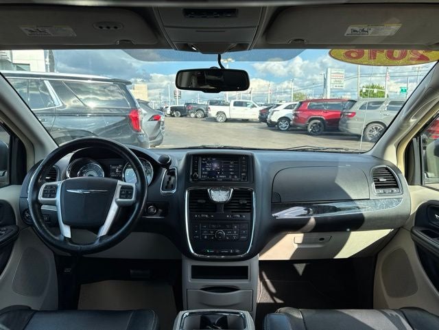2016 Chrysler Town & Country Touring
