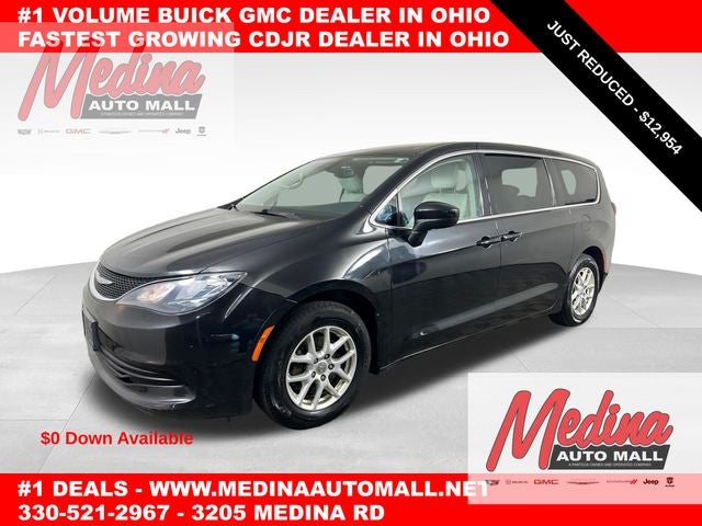 2017 Chrysler Pacifica Touring's photo