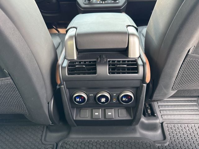 2023 Land Rover Defender 130 X-Dynamic SE