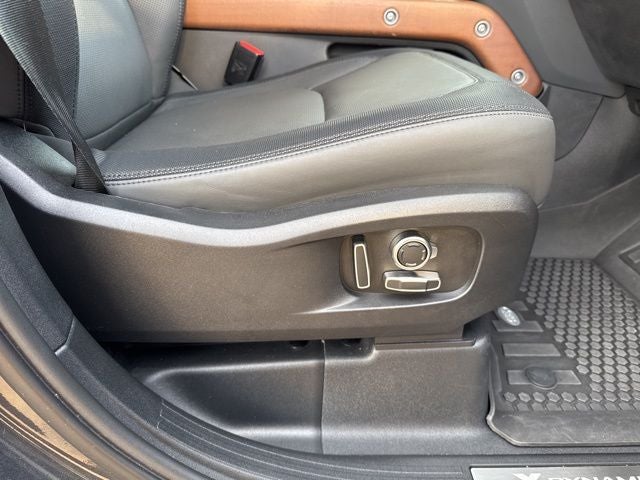 2023 Land Rover Defender 130 X-Dynamic SE