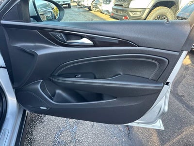 2018 Buick Regal TourX Essence